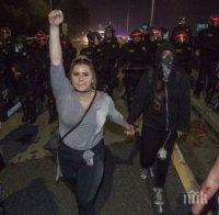 Безредици в центъра на Атина - хвърлят коктейли Молотов срещу техническия университет 