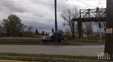 извънредно последните минути опел заби жестоко железен стълб