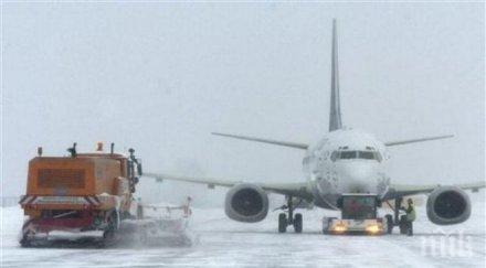 силен снеговалеж спря полета летищата москва забавят