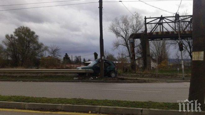 ИЗВЪНРЕДНО ОТ ПОСЛЕДНИТЕ МИНУТИ! Опел се заби жестоко в железен стълб 