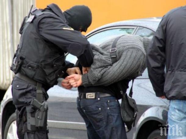 ИЗВЪНРЕДНО! Дилър бе арестуван в дома си при полицейска спецоперация в Бургас