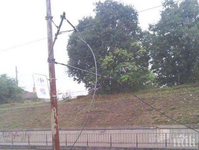 Вятърът със скорост над 100 км/ч остави стотици села без ток