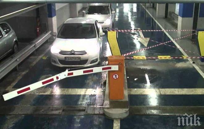 Ужасяващ инцидент! Бариера се строполи върху мъж в столичен мол
