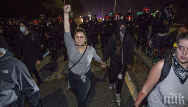 Безредици в центъра на Атина - хвърлят коктейли Молотов срещу техническия университет 