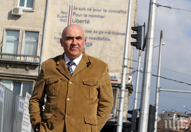 СИГНАЛ ДО ПИК! Кметът на Оборище ползва служебна кола и в неделя (СНИМКИ)