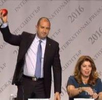 ИЗВЪНРЕДНО В ПИК TV! Пълен цирк на пресконференцията на Румен Радев! Беновска му метна ябълка с послание (НА ЖИВО)