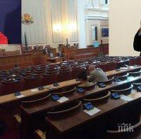 Депутатите заседават извънредно по два важни закона
