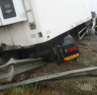 Български шофьор загина при зверска катастрофа  с три тира в Румъния, режат кабината, за да го вадят