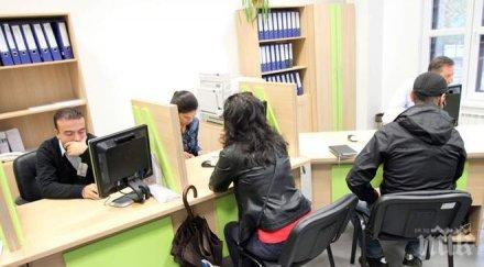 всеки втори търси работа повече година