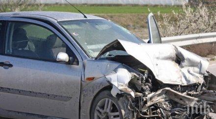 автобус помля кола шофьорът загина