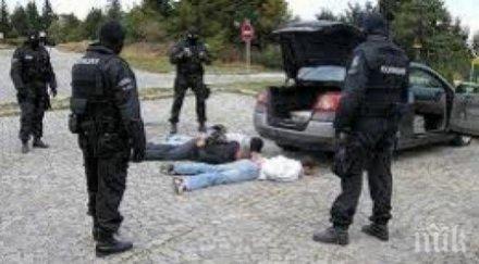 ченгета изкараха двама мъже белезници мазда несебър