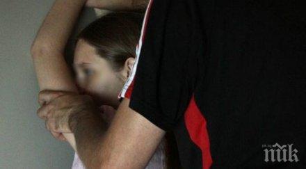 сигнал фейсбук извратеняк показва порноклипчета малолетни момичета