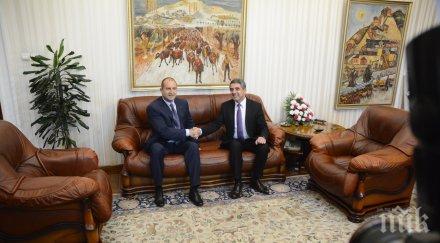 разкриха мистерията картината стадо говеда главите стария новия президент снимки