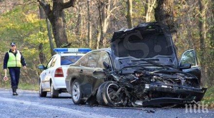кръв пътя мъж заби бмв автобус загина