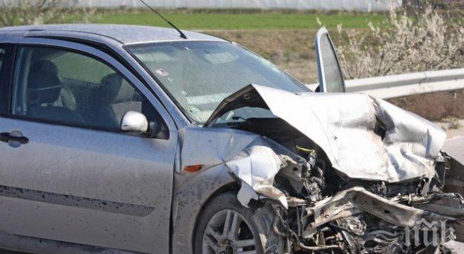 Автобус помля кола, шофьорът загина