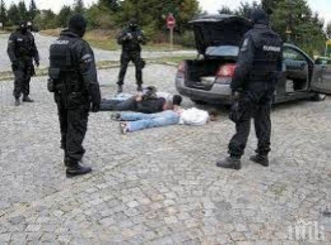 Ченгета изкараха двама мъже с белезници от Мазда край Несебър