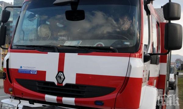 Румънски тираджия помля миниван на заден ход