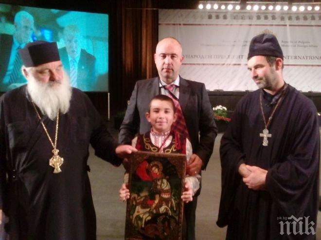 ИЗВЪНРЕДНО В ПИК! Деветгодишен приятел на Путин донесе икона на бъдещия президент в НДК