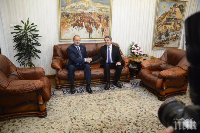 Разкриха мистерията с картината Стадо говеда над главите на стария и новия президент (СНИМКИ)