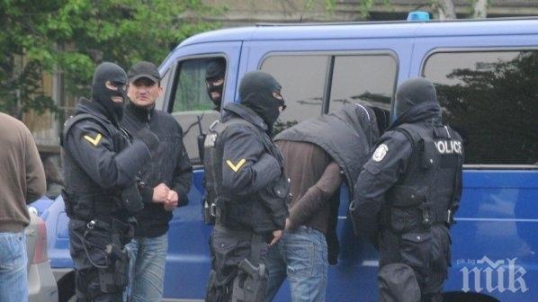 От последните минути! Мащабна спецакция в Пловдив - униформени блокираха улица и натръшкаха трима (СНИМКА)