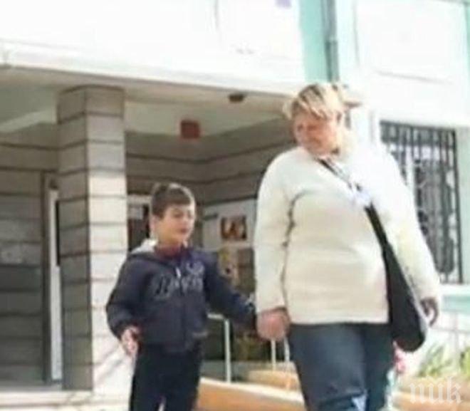 Добри хора помогнаха на Лидия да събере пари за операция на сина й