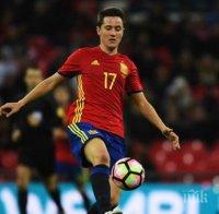 Андер Ерера слага фланелката си от 