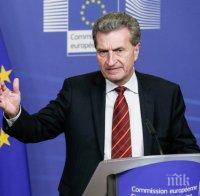 Еврокомисията защити Йотингер за полета с частния самолет на лобист на Кремъл