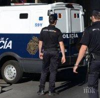 Потресна находка: Намериха 11 бона под леглото на мъртвец, останалите левчета дядото кътал във възглавницата си 