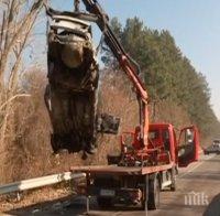 ЕКСКЛУЗИВНО И САМО В ПИК! Страшна трагедия на пътя за Банкя! Кола се обърна по таван и се запали - има загинал, ранен младеж е откаран в болница (СНИМКА) (ОБНОВЕНА)