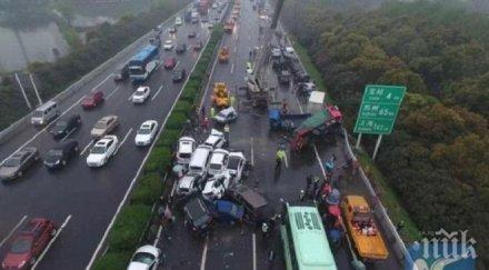 зверска катастрофа автомобила китай заклещени колите хора