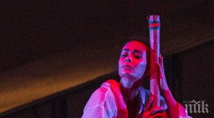 арабеск танцуват кимона рисуват йероглифи телата