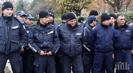 полицаите излизат протест