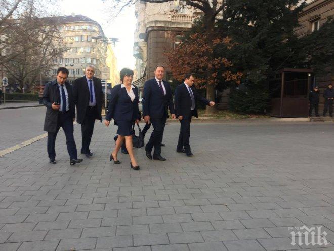 САМО В ПИК TV! Корнелия Нинова с първи думи след срещата с Плевнелиев: Искаме предсрочни избори през пролетта! (ВИДЕО+ОБНОВЕНА)