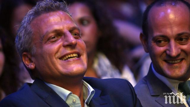 Смях в залата! Вижте как блажено се опъна в парламента здравният министър в оставка (УНИКАЛНИ СНИМКИ)