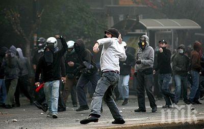 РАЗМИРИЦИ! Сълзотворен газ и арести за анархисти в Гърция