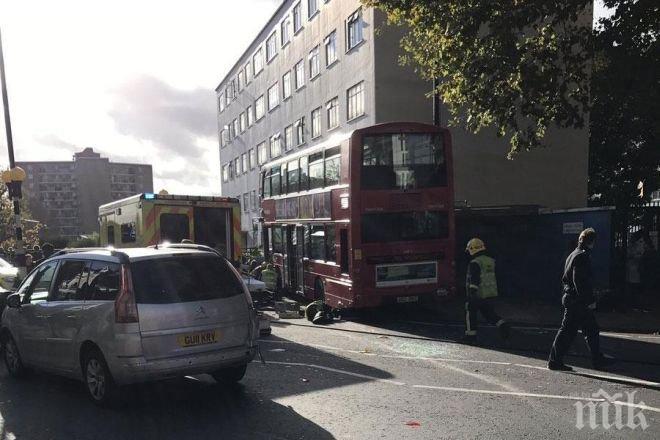 Ужас в Лондон! Автобус се вряза в тротоар и рани 14 души