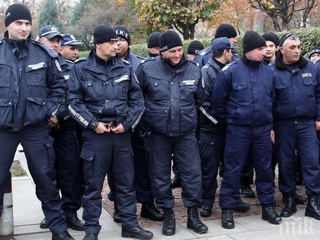 Полицаите излизат на протест