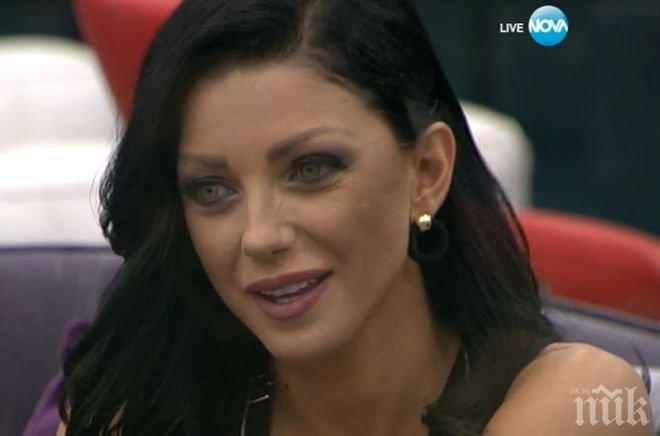 Емануела кръсти сина си в Свети Мина (СНИМКИ)