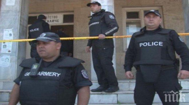 Мистерия! Мъж заля с кафе полицаи и започна да ги обижда 