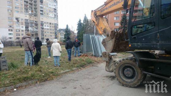 Нощна стража в Младост! Пазят градинките от багерите