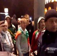 ИЗВЪНРЕДНО И САМО В ПИК! Скандал и екшън на протеста срещу бежанците: Полицията заклещи млади момчета, хората ги бранят - униформен им казал, че ще им „разбие муцуните“ (СНИМКИ/ВИДЕО)