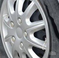 ПИК TV: Автомобили осъмнаха с нарязани гуми в Русе, подозират отмъщение