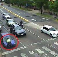 Буйна шофьорка качи катаджия на предния капак и го вози 400 метра (ВИДЕО)