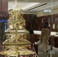 АТРАКЦИЯ! В Токио продават цяла елха от злато - 