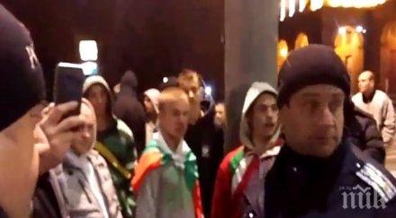 извънредно пик скандал екшън протеста бежанците полицията заклещи млади момчета хората бранят униформен казал разбие муцуните снимки видео