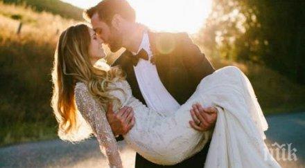 младоженецът пренася булката ръце прага дома