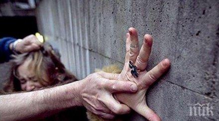 шок потресаващо арестуваха световен шампион обвинен сексуално насилие дъщеря