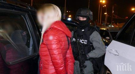 удара баретите русата бомба оръжейния бос кътала пачки пищови таен сейф спалнята