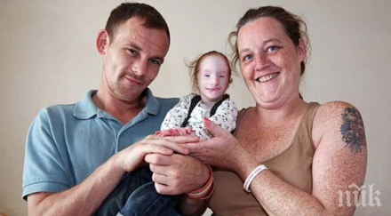 денят млада двойка взе своята кукла болницата беше трудният красивият