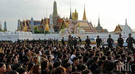 пълен ужас подобие човек изпълзя години изолация отдаде почит мъртвия тайландски крал снимка